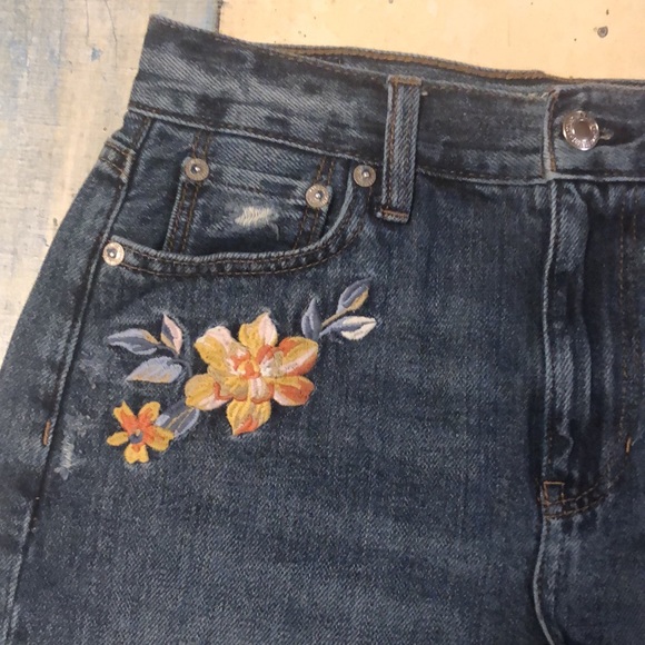 American Eagle embroidered shorts. Size 0 - Picture 3 of 9